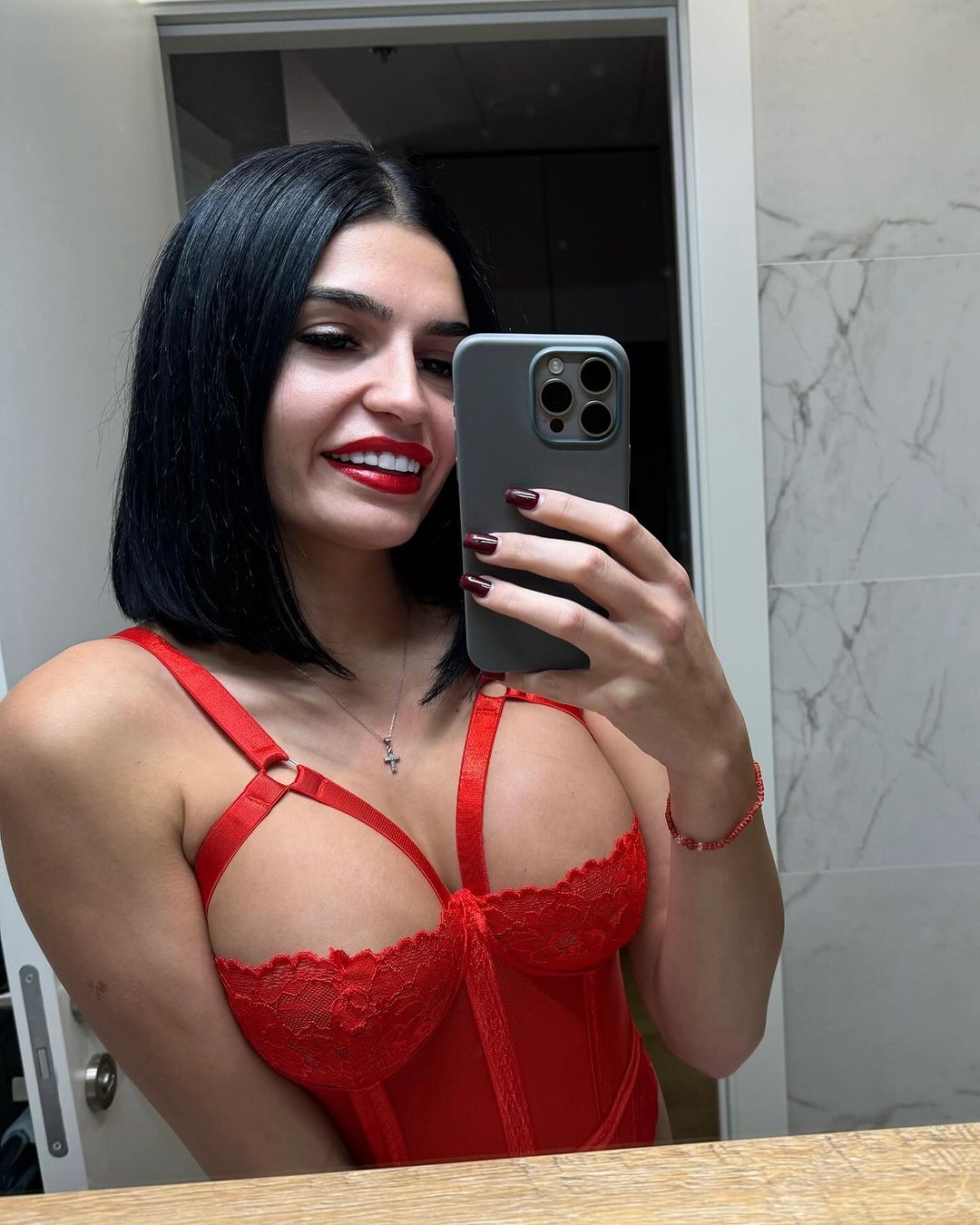 Tamara Bojanic u crvenom grudnjaku