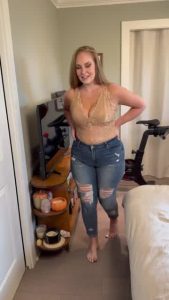 The soccer mom by day, the kinky mom next door by night – you won’t believe what I’m hiding beneath my jeans