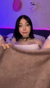 I’m sitting here dreaming about a big, juicy cock.😘