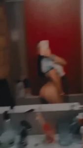 Jovencita con el culo blanco enseña en el baño